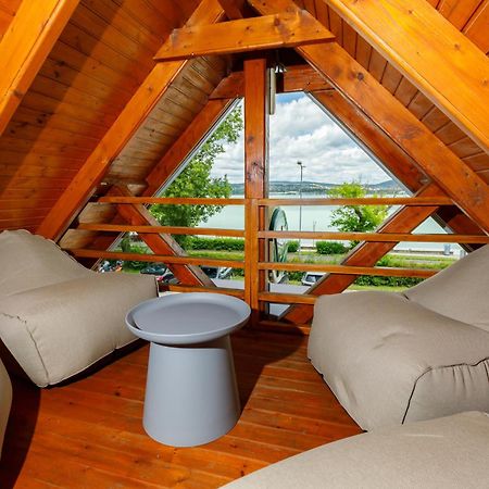 Lepke Apartmanhaz Es Etterem Tihany Bagian luar foto