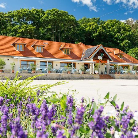 Lepke Apartmanhaz Es Etterem Tihany Bagian luar foto