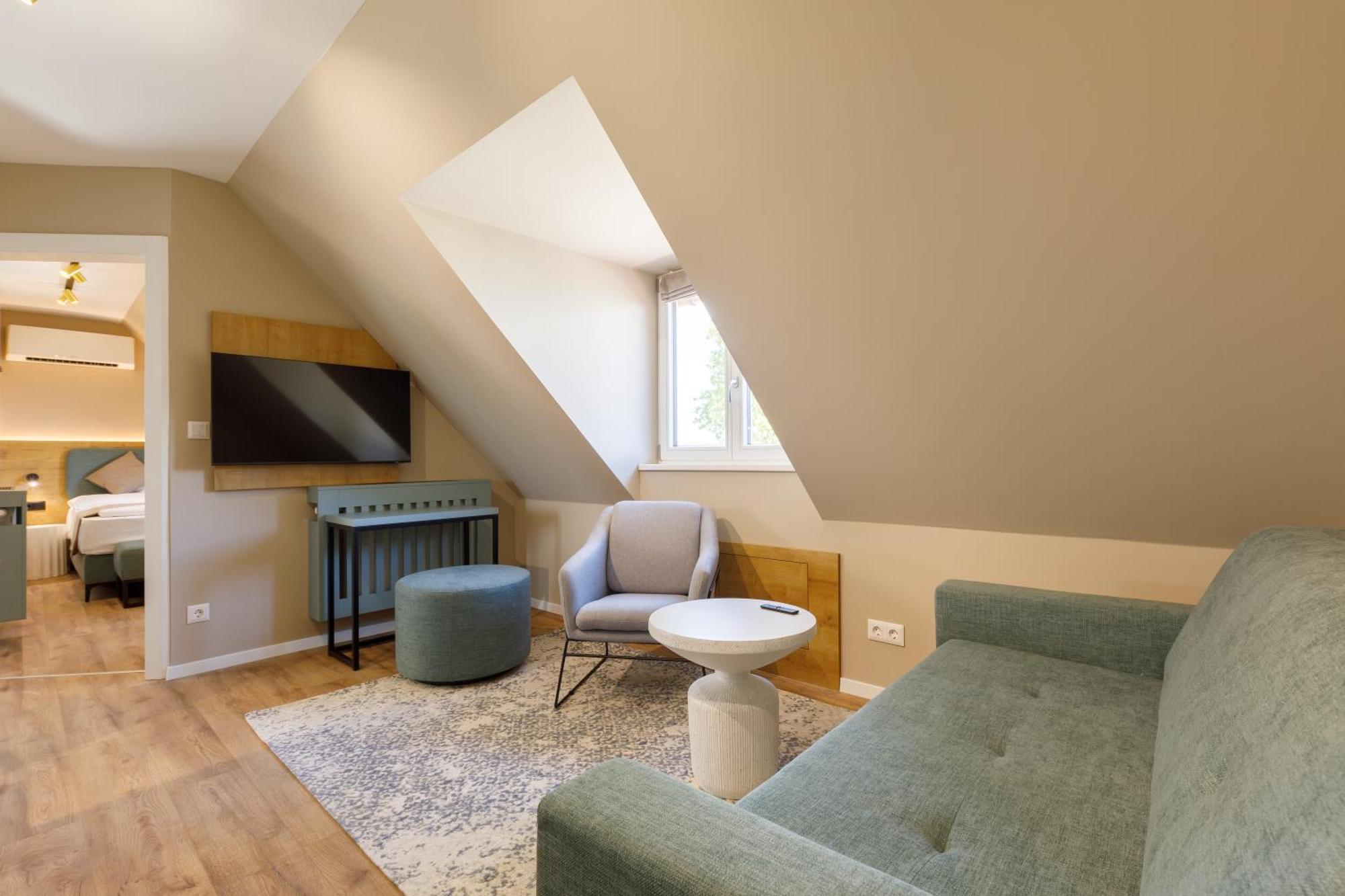 Lepke Apartmanhaz Es Etterem Tihany Bagian luar foto
