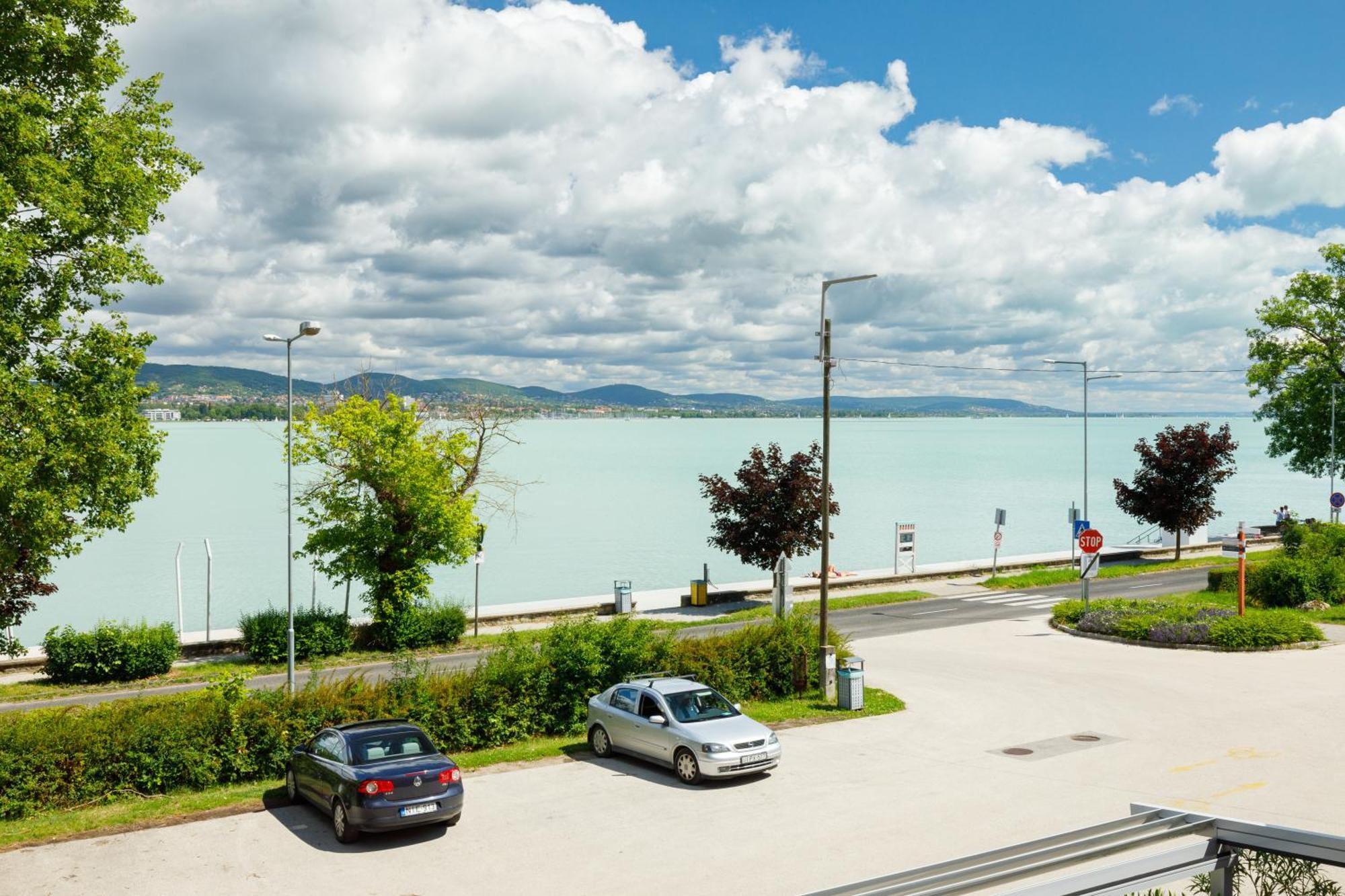 Lepke Apartmanhaz Es Etterem Tihany Bagian luar foto