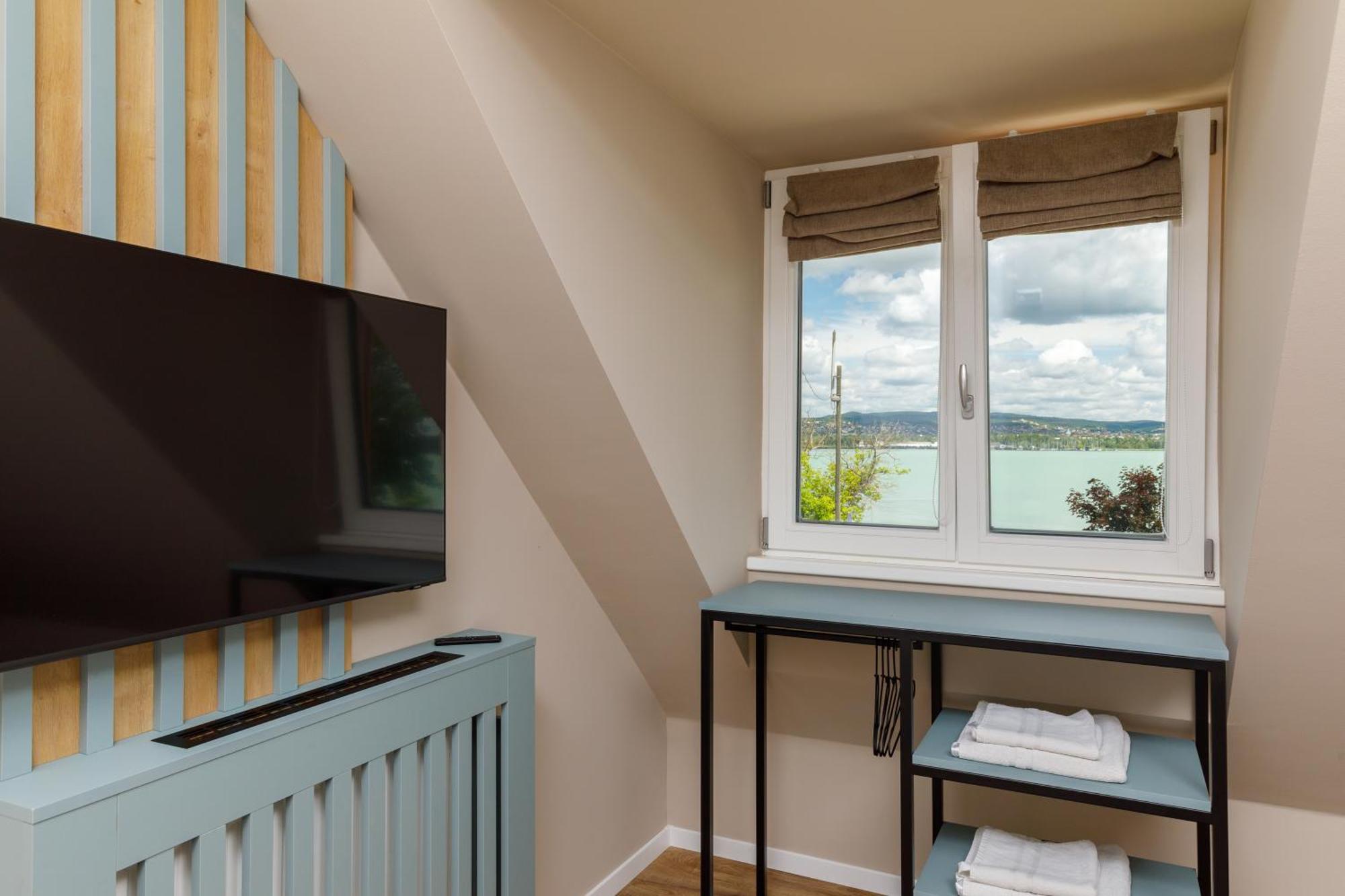 Lepke Apartmanhaz Es Etterem Tihany Bagian luar foto