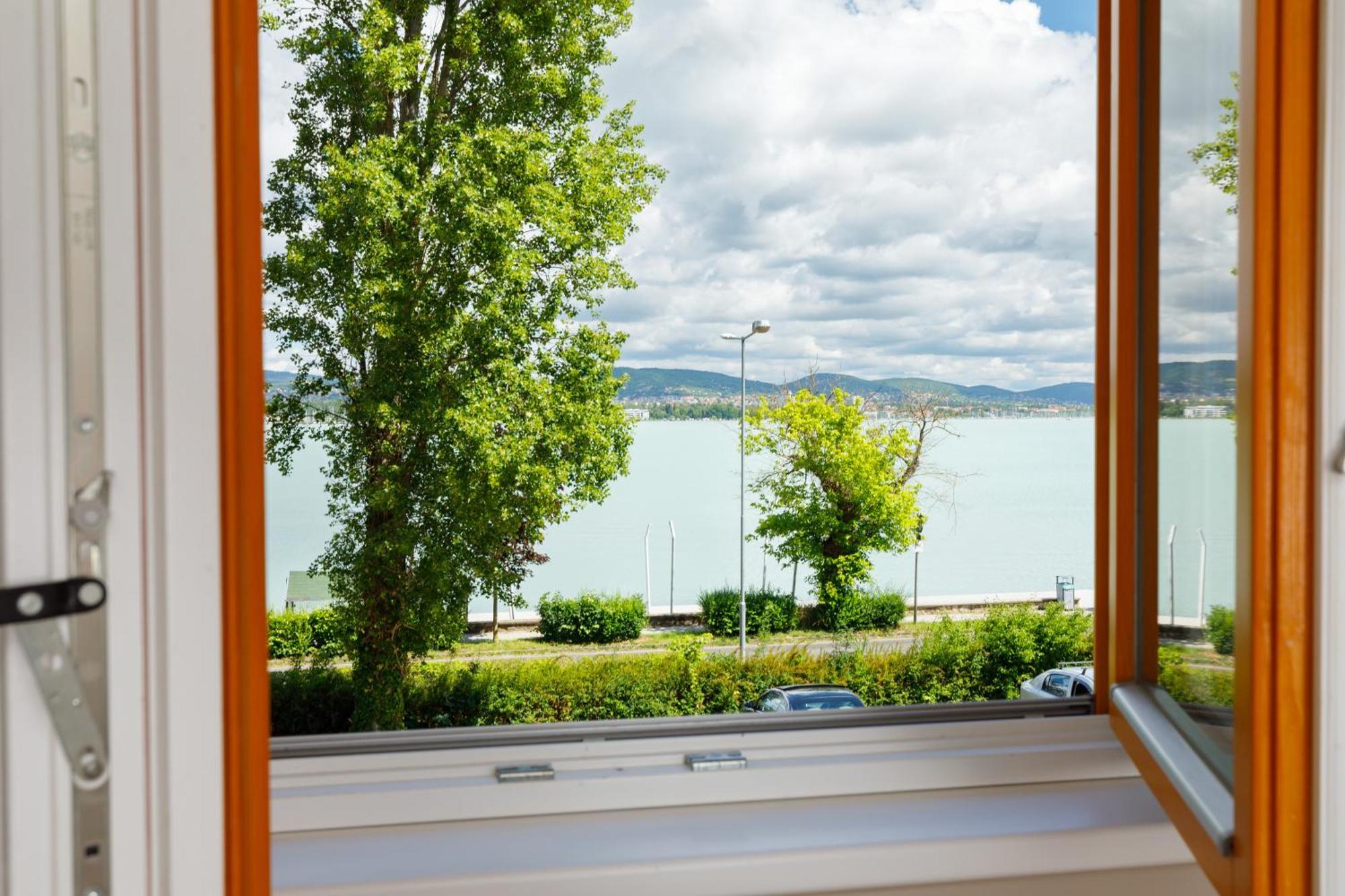 Lepke Apartmanhaz Es Etterem Tihany Bagian luar foto