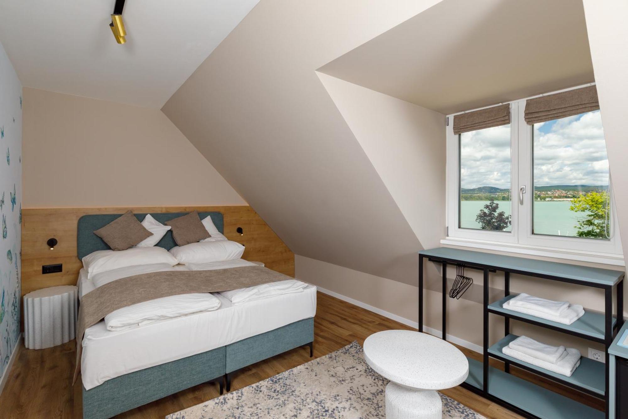 Lepke Apartmanhaz Es Etterem Tihany Bagian luar foto