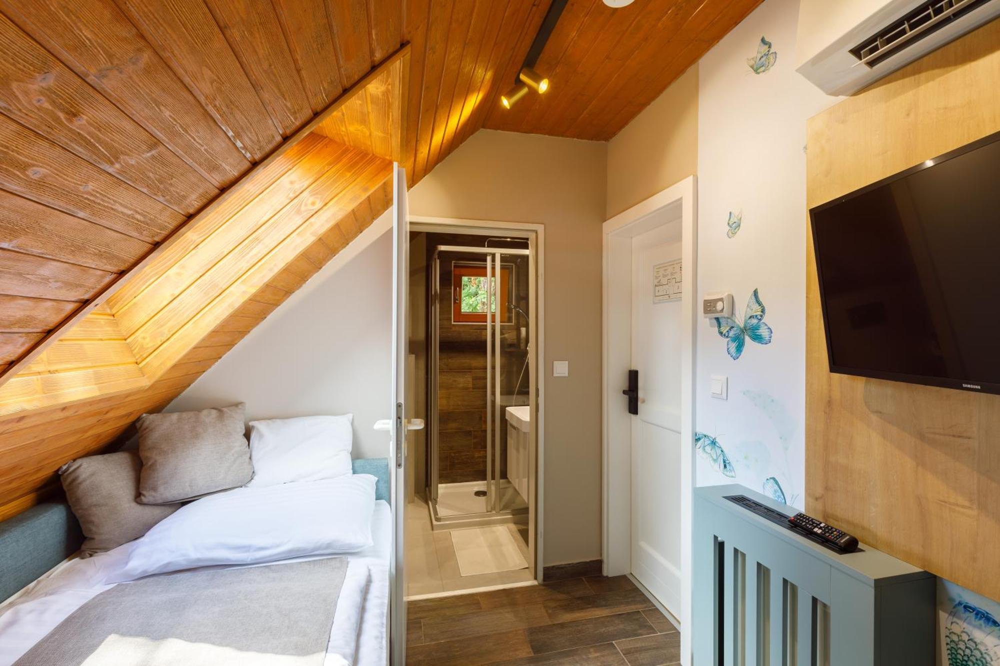 Lepke Apartmanhaz Es Etterem Tihany Bagian luar foto