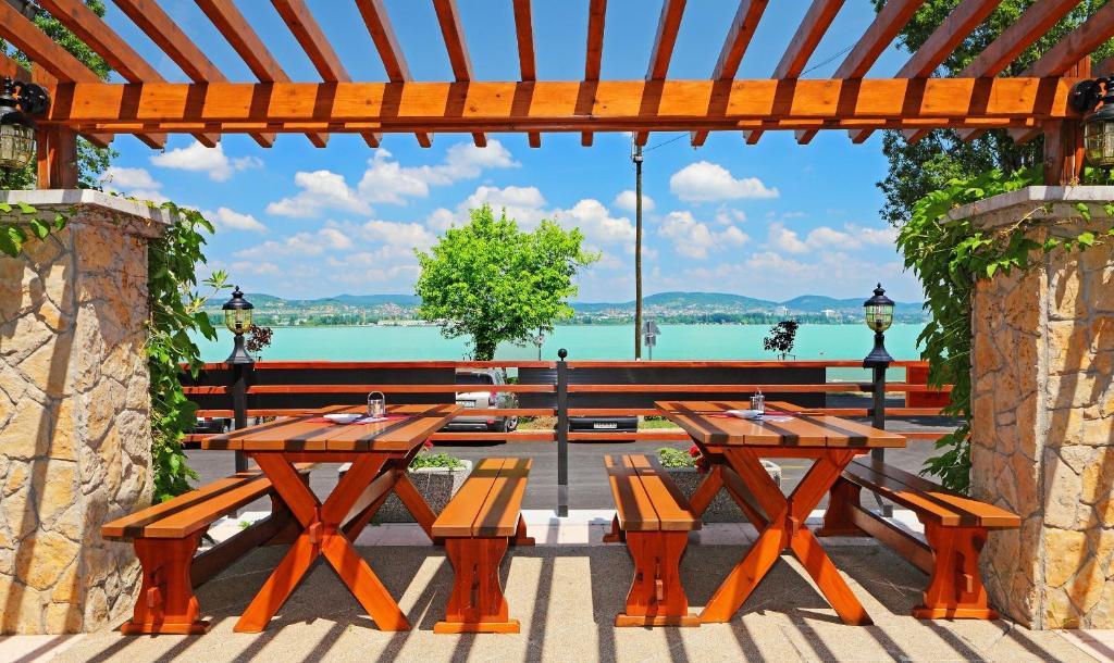 Lepke Apartmanhaz Es Etterem Tihany Bagian luar foto