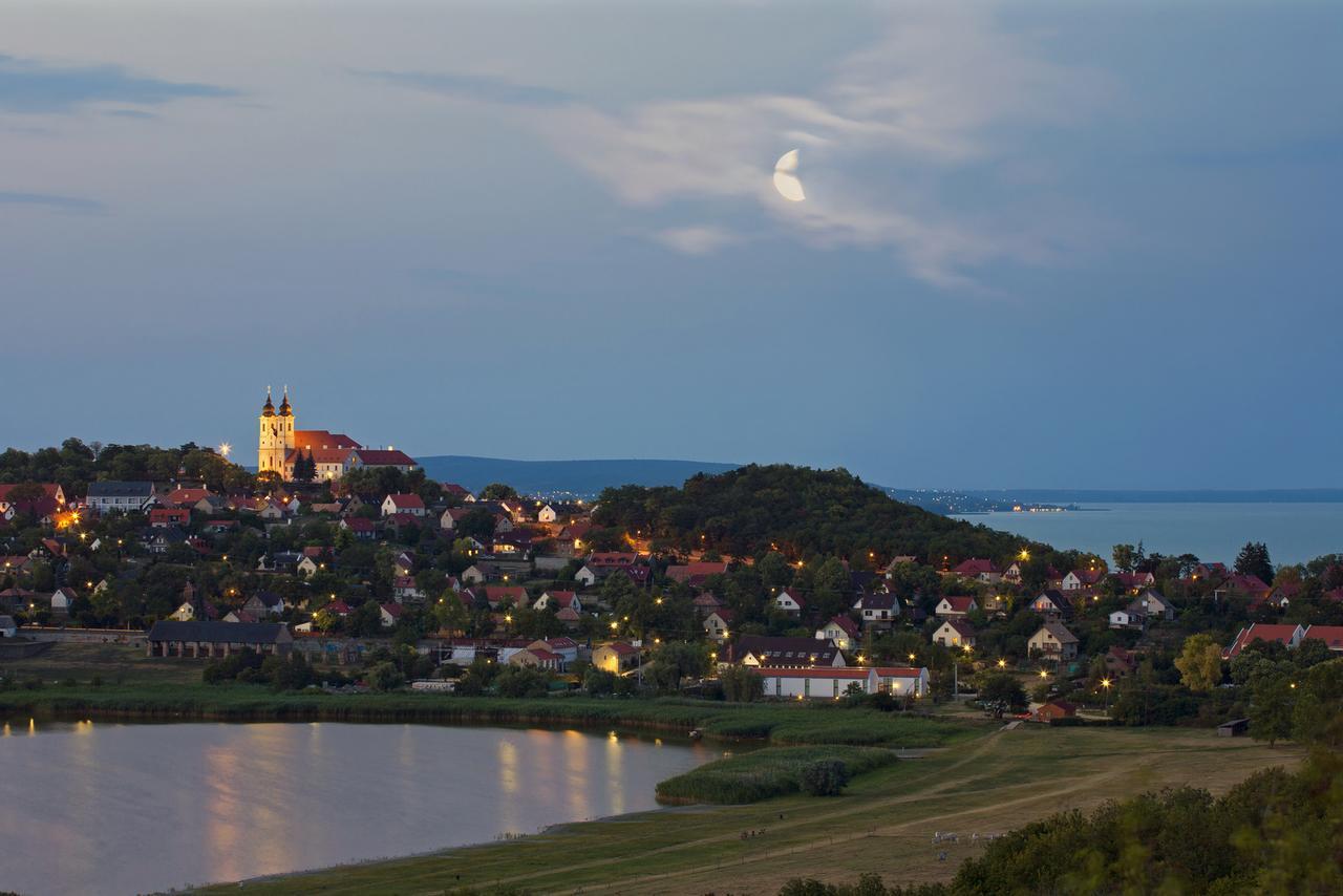 Lepke Apartmanhaz Es Etterem Tihany Bagian luar foto