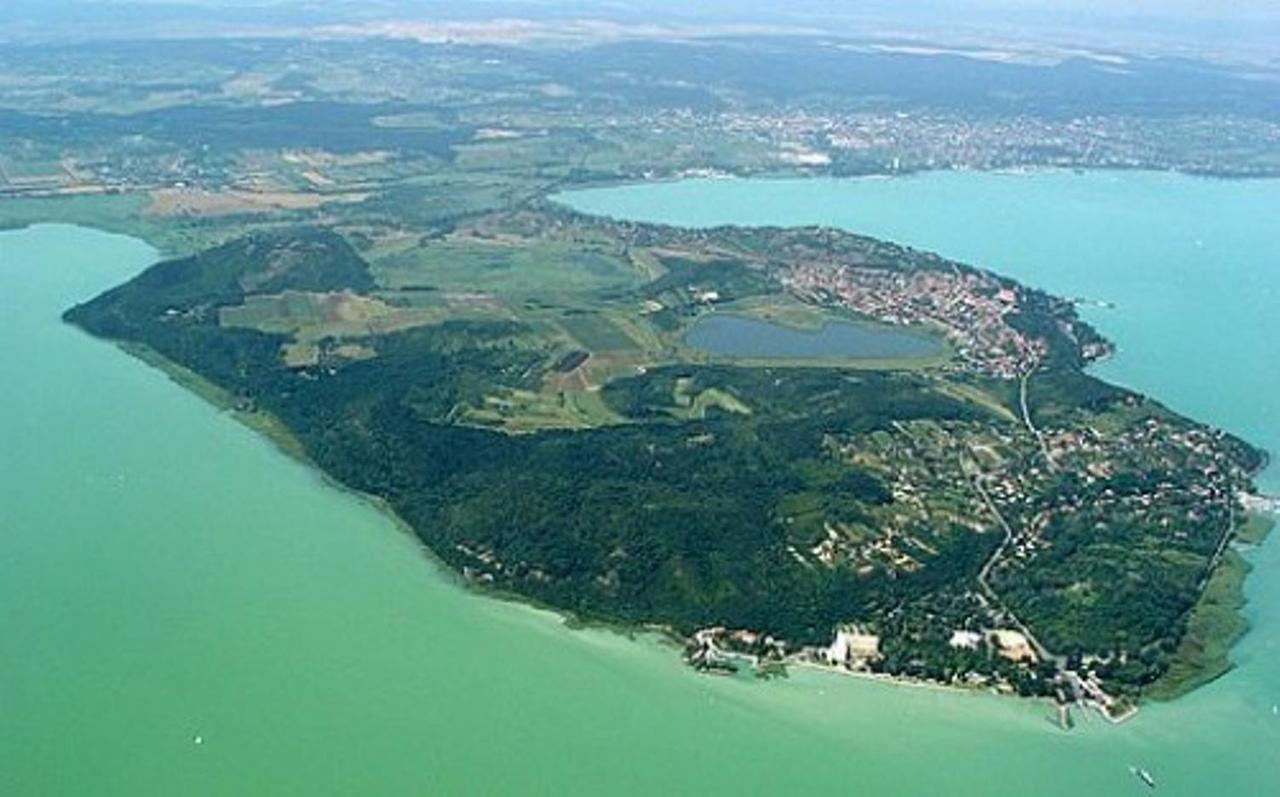 Lepke Apartmanhaz Es Etterem Tihany Bagian luar foto